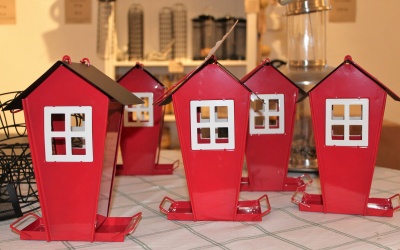 Röd liten stuga till fågelmat