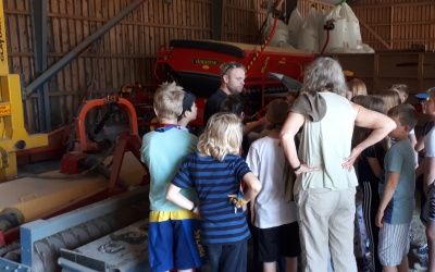 Glada fjärdeklassare på studiebesök!